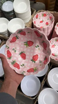 صحن سيراميك مزخرف بالفراولة