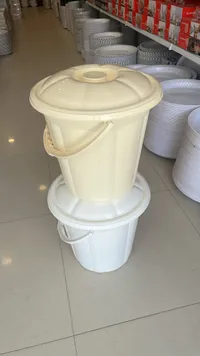 دلو بلاستيكي بغطاء