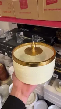 وعاء تقديم بغطاء ذهبي