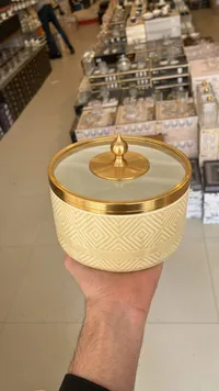 علبة تقديم سيراميك مزخرفة بغطاء ذهبي