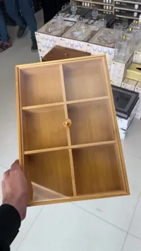 صندوق تقديم خشبي مقسم بغطاء زجاجي