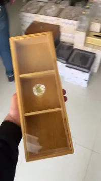 صندوق خشبي مقسم بثلاث خانات مع غطاء زجاجي