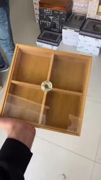 صندوق تقديم خشبي مقسم بغطاء زجاجي