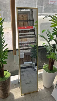 مرآة طولية بإطار ذهبي