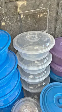 طقم أوعية بلاستيكية شفافة مع أغطية