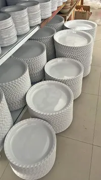 أطباق تقديم بيضاء بحواف مموجة