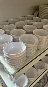 زبدية تقديم طعام بيضاء