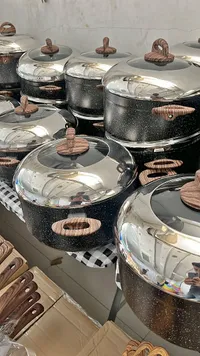 طقم طناجر جرانيت مع مقابض خشبية