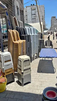 كراسي وطاولات بلاستيكية متنوعة