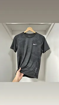 تيشيرت رياضي بنقشة مموهة - نايكي (Nike)