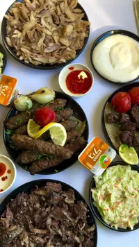 وجبة مشاوي شرقية - لحم مشوي مع الأرز والسلطات