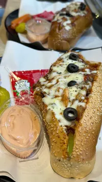 ساندويتش دجاج مشوي بالجبن والزيتون