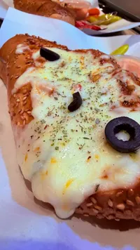 بيتزا الدجاج والزيتون الأسود