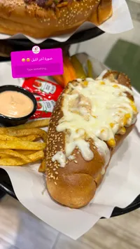 ساندويتش دجاج مشوي بالجبن والذرة