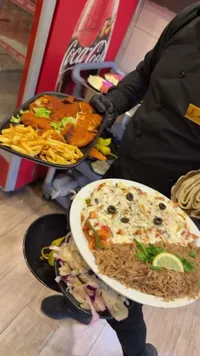 وجبة شاورما مع بطاطس وسلطة