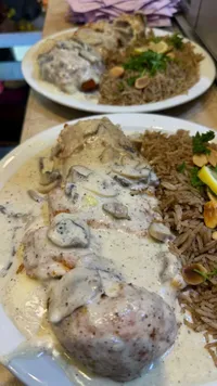وجبة دجاج بصوص الفطر والكريمة مع الأرز