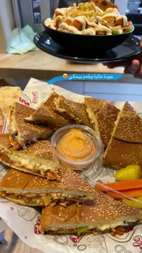 وجبة شاورما وعرايس - مطعم العمدة