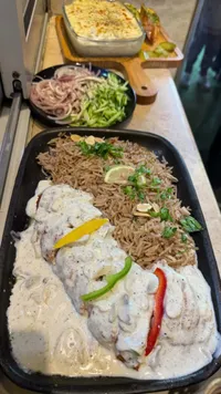 وجبة دجاج بصوص الفطر والكريمة مع الأرز