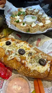 وجبة شاورما دجاج مع ساندويتش بيتزا