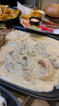وجبة دجاج بصوص الفطر والكريمة
