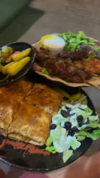 وجبة مشاوي مشكلة مع فطائر محمرة