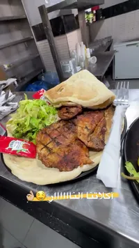 وجبة دجاج مشوي على الفحم