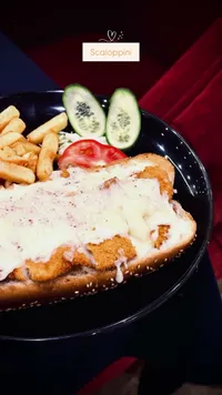 ساندويتش سكالويني بالجبنة (Scaloppini)