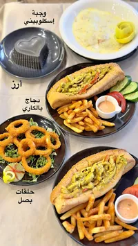 وجبة ساندويتش دجاج بالكاري مع البطاطس