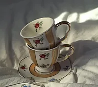 طقم فناجين مع صحون بتصميم كلاسيكي مزخرف بالورد