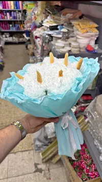 باقة زهور صناعية بتغليف سماوي