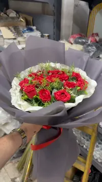 باقة ورد جوري أحمر بتغليف فاخر