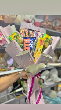 باقة هدايا متنوعة من الشوكولاتة والوجبات الخفيفة