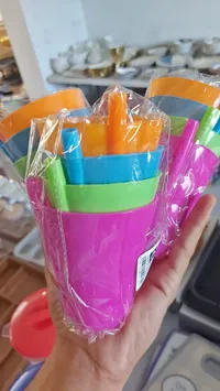 أكواب بلاستيكية ملونة