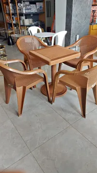 طقم طاولة وكراسي بلاستيك بني