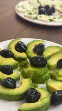 سلطة الأفوكادو والزيتون الأسود