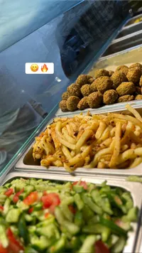 وجبة فطور شعبية (فلافل وبطاطس وسلطة)