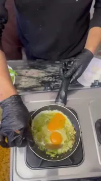 بيض مقلي مع الخضار الطازجة