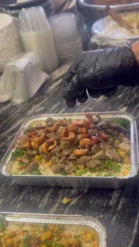 صحن حمص باللحمة والصنوبر