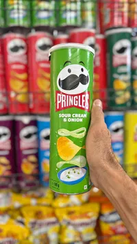 رقائق البطاطس بنكهة الكريمة الحامضة والبصل - برينجلز (Pringles)