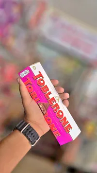 شوكولاتة بالحليب مع الزبيب والعسل واللوز - توبليرون (Toblerone)