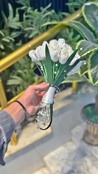 مسكة عروس بتصميم التوليب الأبيض مع اللؤلؤ
