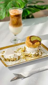 بان كيك بالفستق والآيس كريم