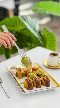 لفائف الكيك المحشوة بالكريمة والمزينة بالمكسرات والصلصات