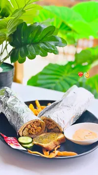 وجبة شاورما دجاج مع البطاطس والخبز المحمص