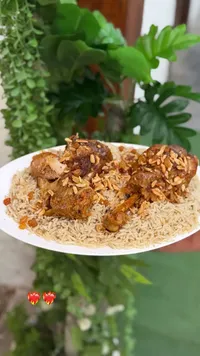 وجبة أرز بالدجاج المحمر والمكسرات