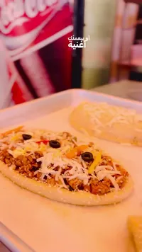 مناقيش باللحم والجبنة
