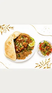دجاج بالزبيب والمكسرات مع الأرز والخبز