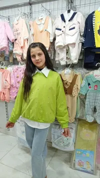 كنزة خضراء بتصميم نقاط لؤلؤية