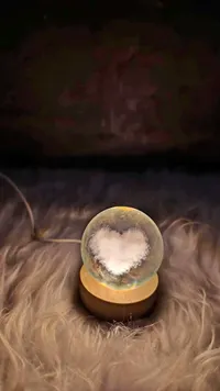 مصباح كرة كريستالية مضيئة بتصميم قلب