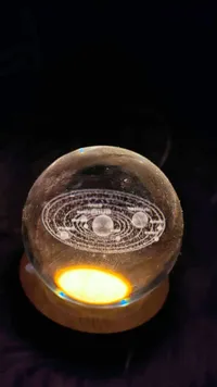 كرة كريستال مضيئة بتصميم النظام الشمسي